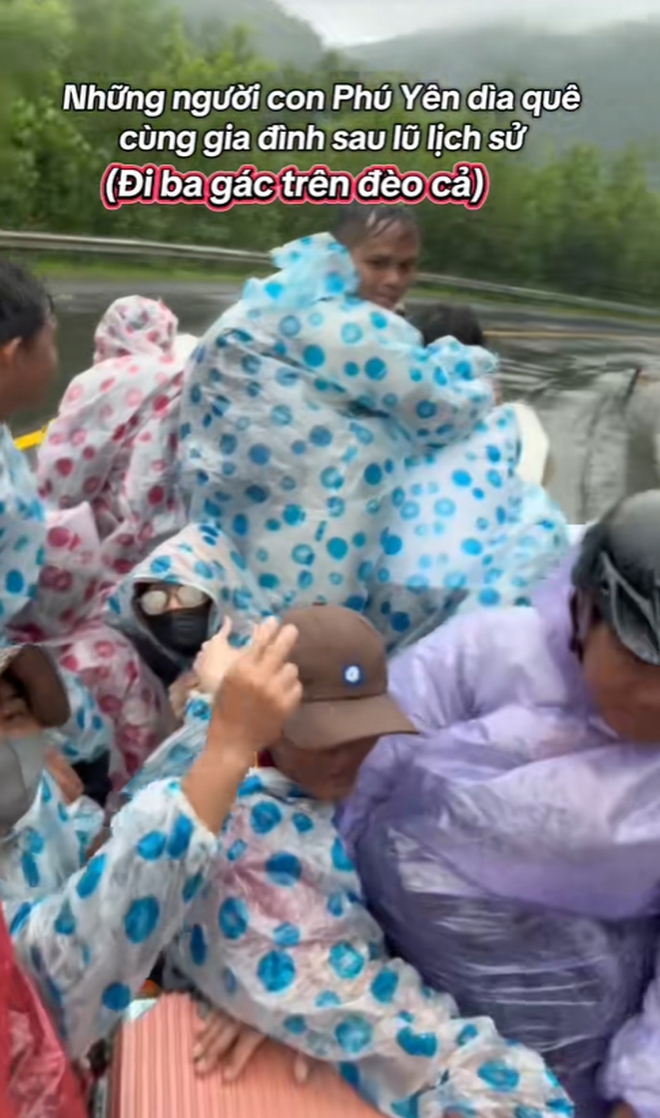 18 tiếng dầm mưa, chấp nhận đi bộ vì “sống chết gì cũng phải về với gia đình"- Ảnh 7.