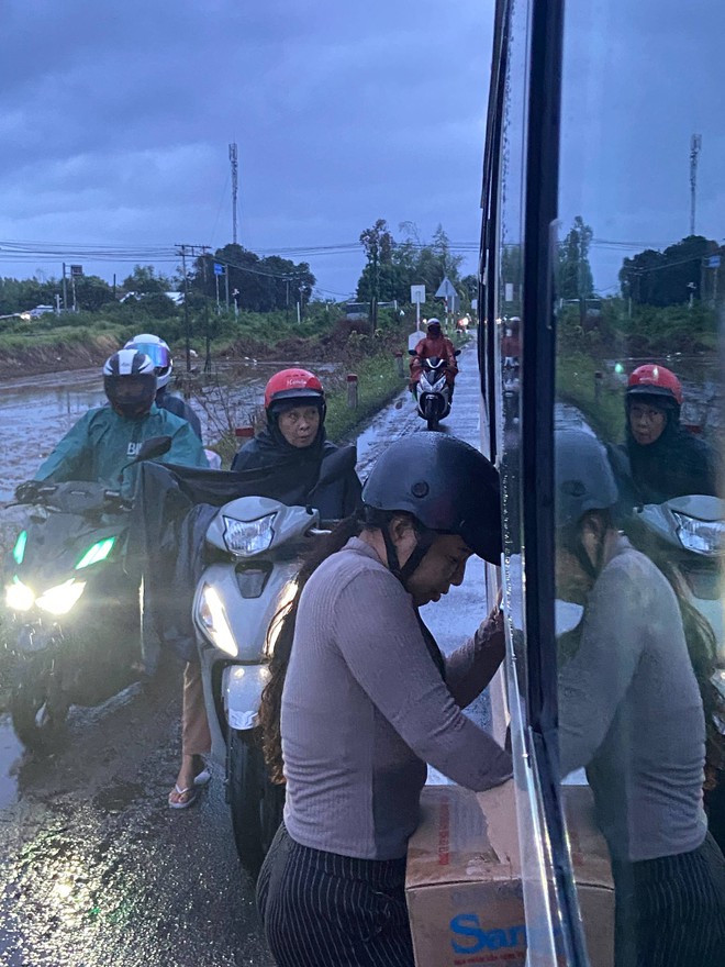 Những bữa ăn nhận từ cửa xe đặc biệt nhất cuộc đời- Ảnh 1.