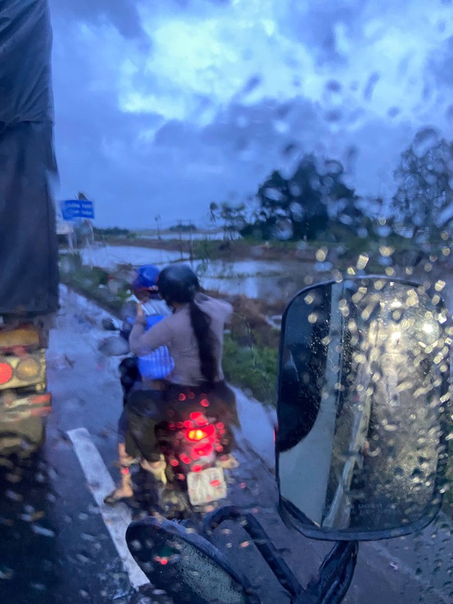 Những bữa ăn nhận từ cửa xe đặc biệt nhất cuộc đời- Ảnh 2.