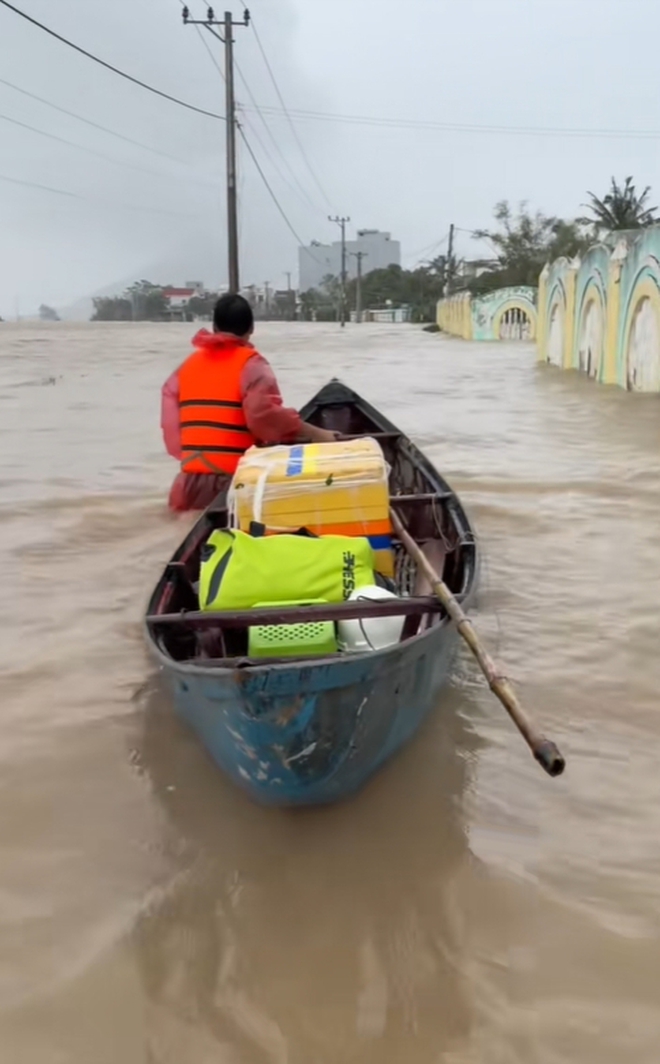 18 tiếng dầm mưa, chấp nhận đi bộ vì “sống chết gì cũng phải về với gia đình"- Ảnh 6.