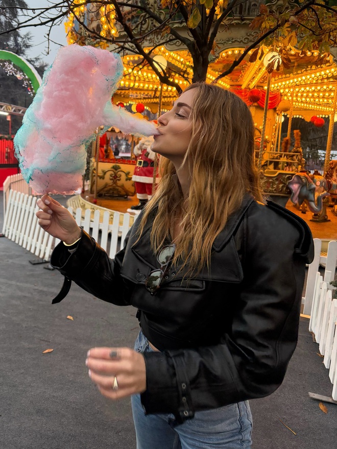 Vẻ mặt nhởn nhơ đến lạnh người của ngôi sao sắp đi tù vì ăn chặn tiền từ thiện- Ảnh 6. Vẻ mặt nhởn nhơ đến lạnh người của ngôi sao sắp đi tù vì ăn chặn tiền từ thiện- Ảnh 6.