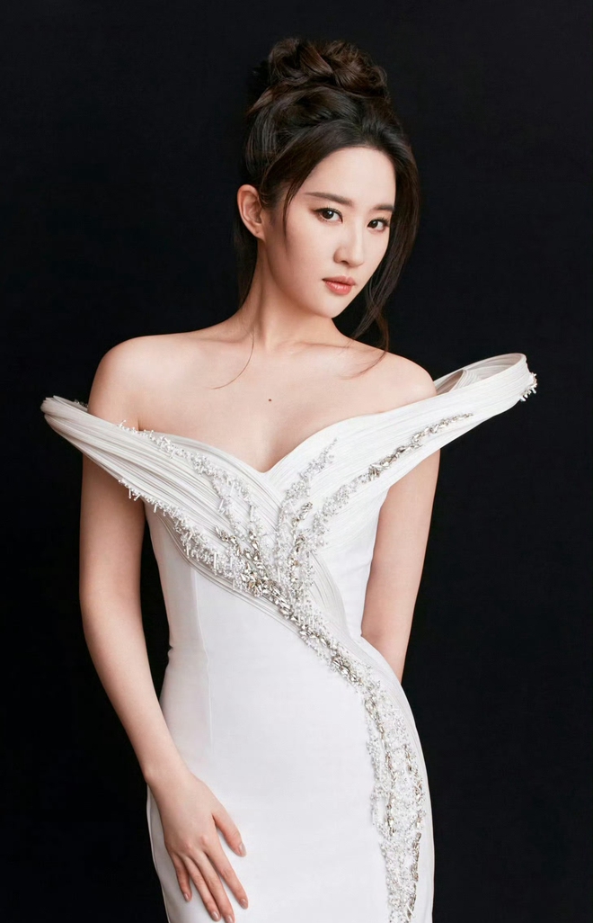 Cô gái trong bức ảnh cưới hơn 20 năm trước đẹp hơn cả filter, giờ là đỉnh lưu của đỉnh lưu, chỉ cần lộ diện là MXH nổ tung- Ảnh 10. Cô gái trong bức ảnh cưới hơn 20 năm trước đẹp hơn cả filter, giờ là đỉnh lưu của đỉnh lưu, chỉ cần lộ diện là MXH nổ tung- Ảnh 10.