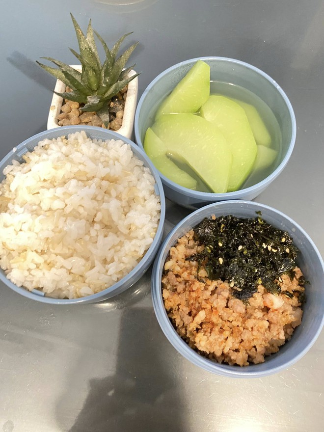 Mẹ Hưng Yên 6h30 sáng dậy làm cơm hộp cho con mang tới trường: Nhìn thôi đã thấy đúng chuẩn "cơm nhà mẹ nấu"- Ảnh 6.