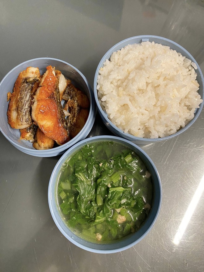 Mẹ Hưng Yên 6h30 sáng dậy làm cơm hộp cho con mang tới trường: Nhìn thôi đã thấy đúng chuẩn "cơm nhà mẹ nấu"- Ảnh 12.