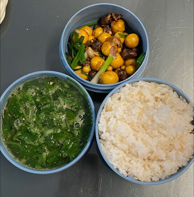 Mẹ Hưng Yên 6h30 sáng dậy làm cơm hộp cho con mang tới trường: Nhìn thôi đã thấy đúng chuẩn "cơm nhà mẹ nấu"- Ảnh 9.