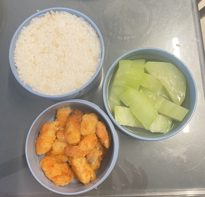 Mẹ Hưng Yên 6h30 sáng dậy làm cơm hộp cho con mang tới trường: Nhìn thôi đã thấy đúng chuẩn "cơm nhà mẹ nấu"- Ảnh 4.