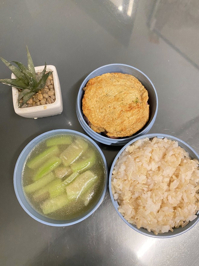 Mẹ Hưng Yên 6h30 sáng dậy làm cơm hộp cho con mang tới trường: Nhìn thôi đã thấy đúng chuẩn "cơm nhà mẹ nấu"- Ảnh 7.