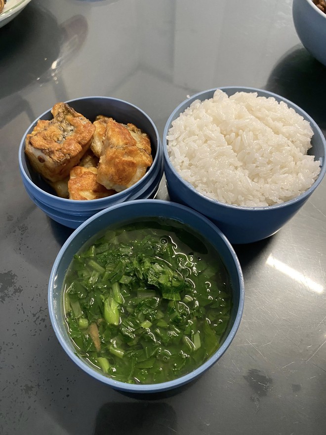 Mẹ Hưng Yên 6h30 sáng dậy làm cơm hộp cho con mang tới trường: Nhìn thôi đã thấy đúng chuẩn "cơm nhà mẹ nấu"- Ảnh 19.