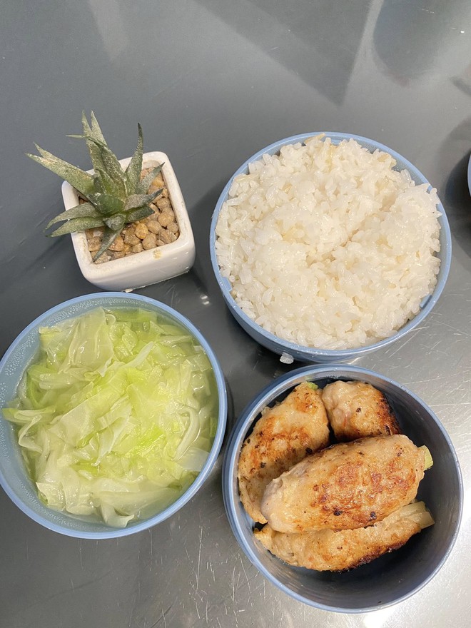 Mẹ Hưng Yên 6h30 sáng dậy làm cơm hộp cho con mang tới trường: Nhìn thôi đã thấy đúng chuẩn "cơm nhà mẹ nấu"- Ảnh 2.