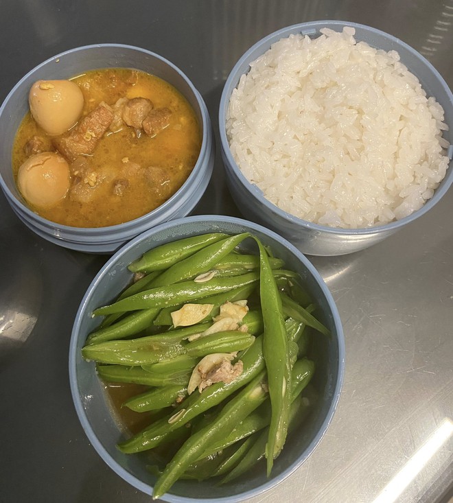 Mẹ Hưng Yên 6h30 sáng dậy làm cơm hộp cho con mang tới trường: Nhìn thôi đã thấy đúng chuẩn "cơm nhà mẹ nấu"- Ảnh 18.