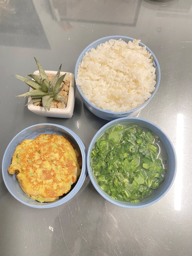 Mẹ Hưng Yên 6h30 sáng dậy làm cơm hộp cho con mang tới trường: Nhìn thôi đã thấy đúng chuẩn "cơm nhà mẹ nấu"- Ảnh 3.