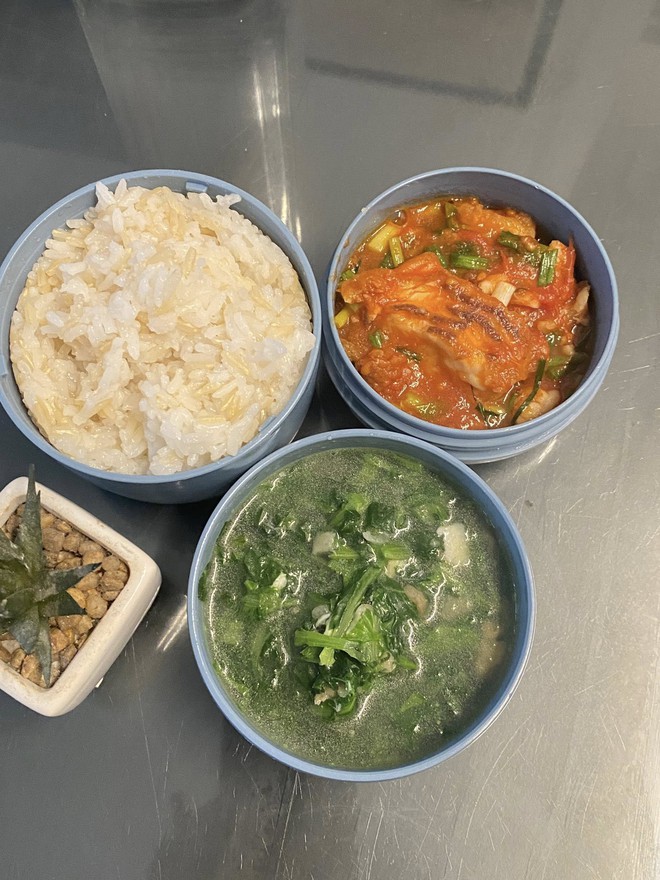 Mẹ Hưng Yên 6h30 sáng dậy làm cơm hộp cho con mang tới trường: Nhìn thôi đã thấy đúng chuẩn "cơm nhà mẹ nấu"- Ảnh 16.