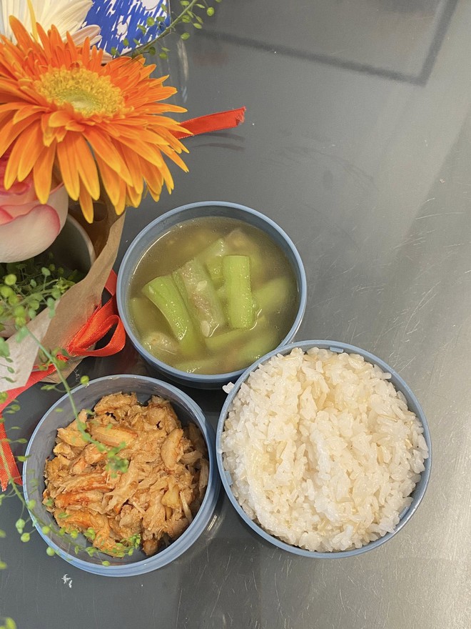 Mẹ Hưng Yên 6h30 sáng dậy làm cơm hộp cho con mang tới trường: Nhìn thôi đã thấy đúng chuẩn "cơm nhà mẹ nấu"- Ảnh 5.