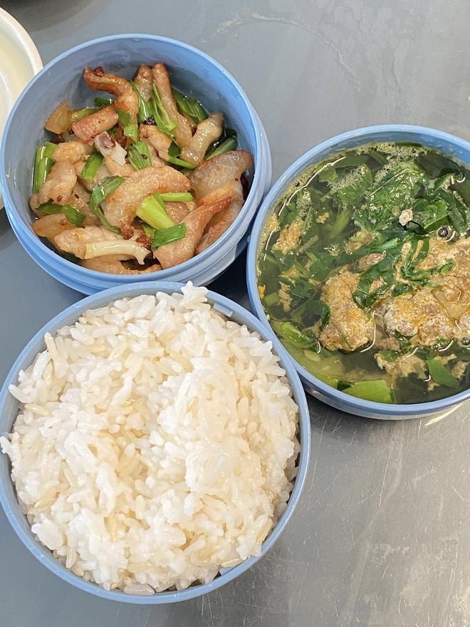 Mẹ Hưng Yên 6h30 sáng dậy làm cơm hộp cho con mang tới trường: Nhìn thôi đã thấy đúng chuẩn "cơm nhà mẹ nấu"- Ảnh 17.