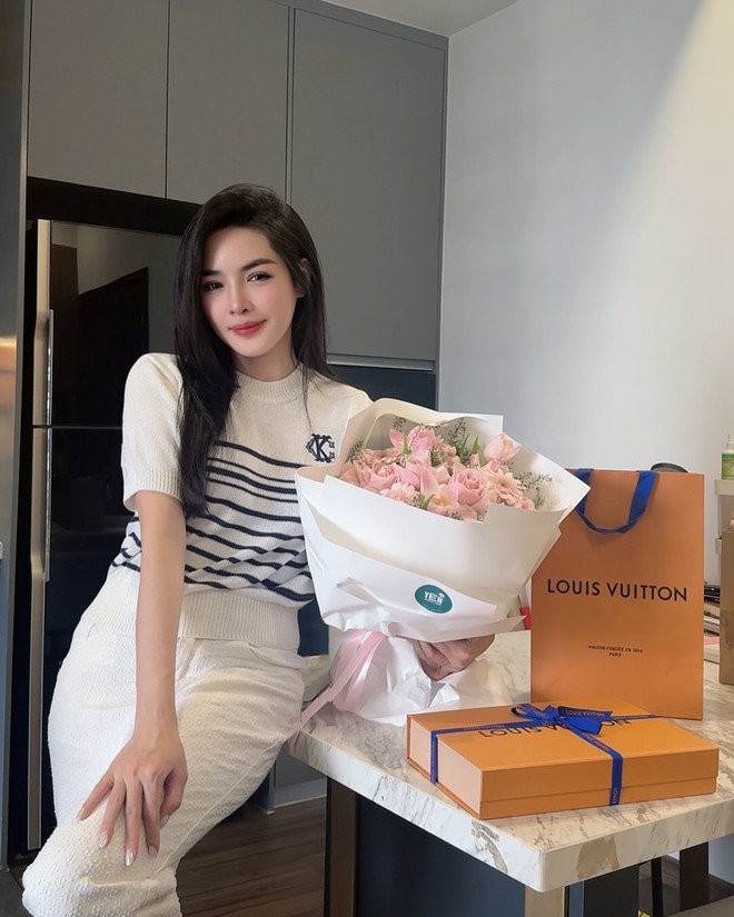 Hot girl thẩm mỹ thành công nhất Việt Nam nói 1 điều không ngờ với phiên bản 10 năm trước- Ảnh 11. Hot girl thẩm mỹ thành công nhất Việt Nam nói 1 điều không ngờ với phiên bản 10 năm trước- Ảnh 11.