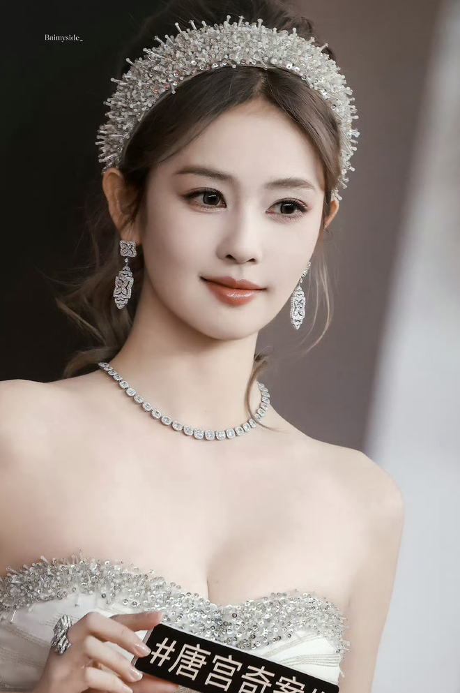 Trớ trêu: Mỹ nữ đang được tung hô thì bị bóc trần chỉ ngang hàng người mẫu xe hơi- Ảnh 3.