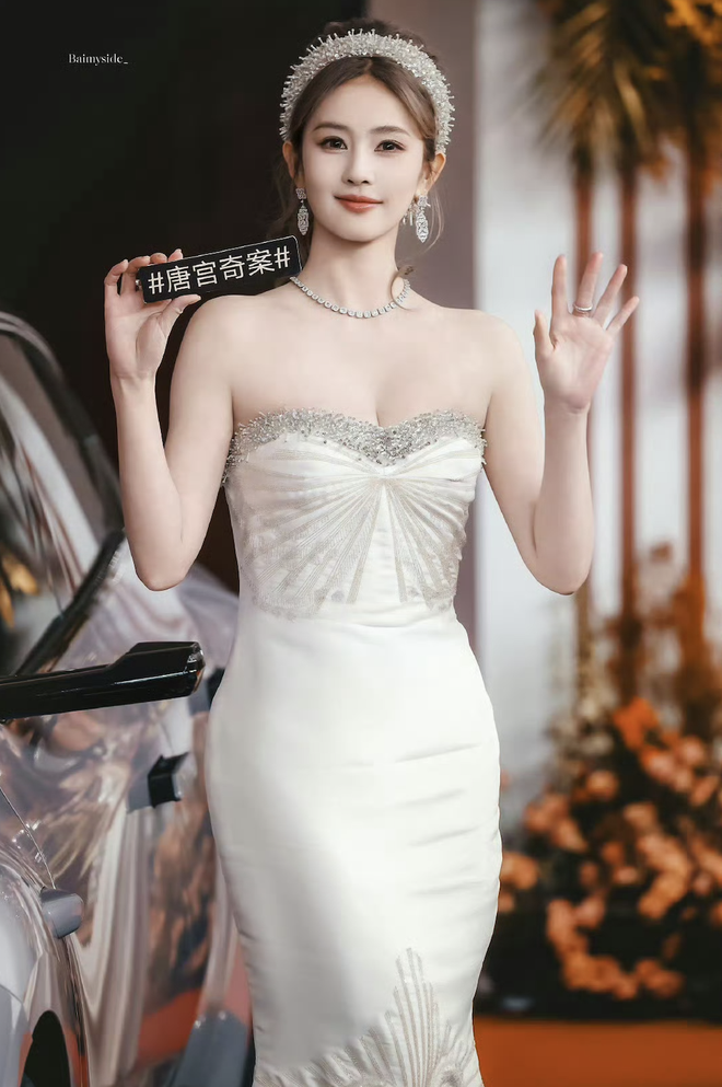 Trớ trêu: Mỹ nữ đang được tung hô thì bị bóc trần chỉ ngang hàng người mẫu xe hơi- Ảnh 2.