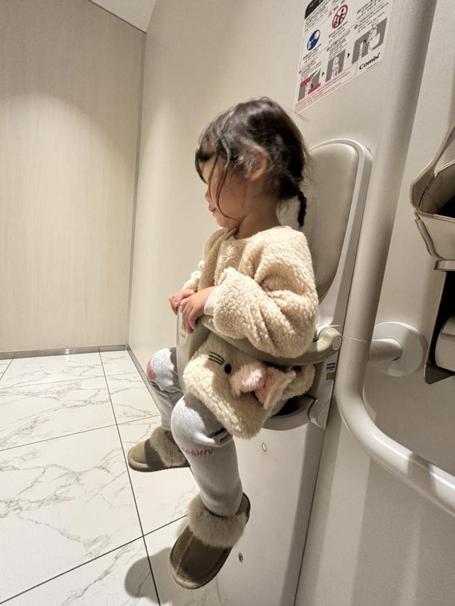 Khách Việt bất ngờ với 1 chi tiết lạ trong nhà vệ sinh công cộng ở Nhật Bản, nhận xét: "Đến mức này rồi sao!"- Ảnh 6.