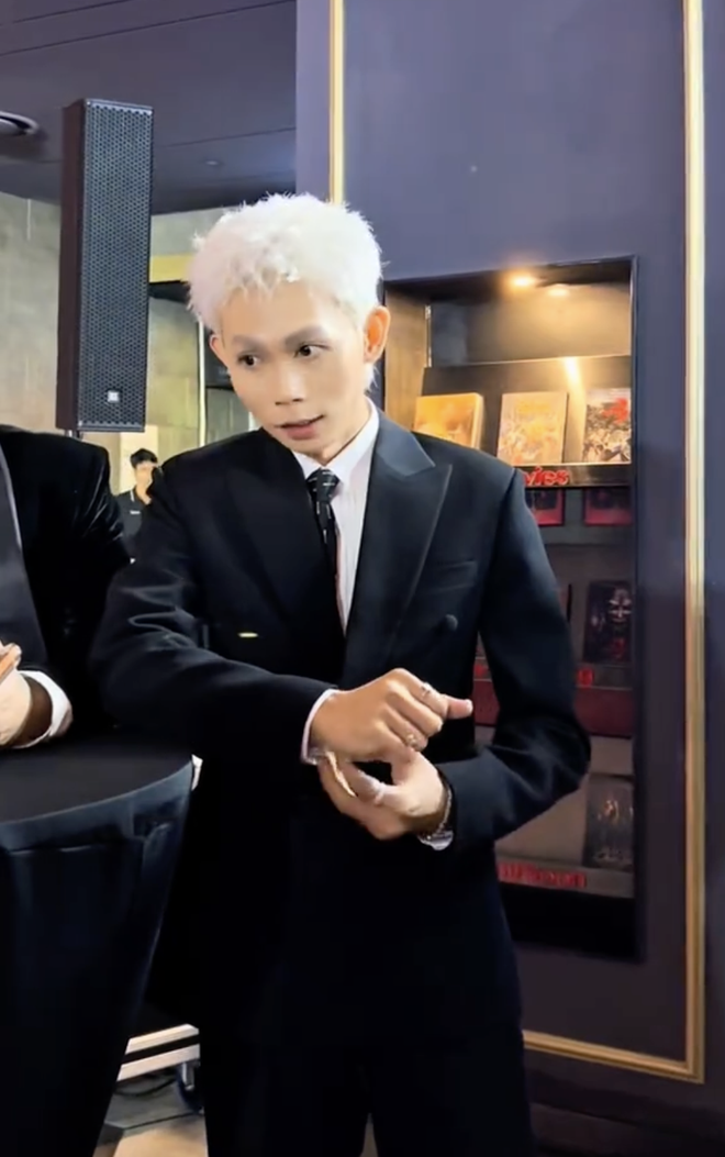 Sốc với diện mạo của Hồng Thanh, bộ Halloween chưa hết hả?- Ảnh 3. Sốc với diện mạo của Hồng Thanh, bộ Halloween chưa hết hả?- Ảnh 3.