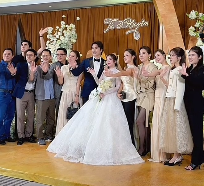 Ngọc Huyền liên tục khóc trong đám cưới với Đình Tú- Ảnh 3. Ngọc Huyền liên tục khóc trong đám cưới với Đình Tú- Ảnh 3.