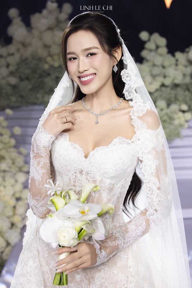 Đám cưới Hoa hậu Đỗ Hà - Viết Vương tại Hà Nội: Cô dâu ôm chồng khóc nức nở, "vũ trụ mỹ nhân" Vbiz đến chúc mừng!- Ảnh 9.