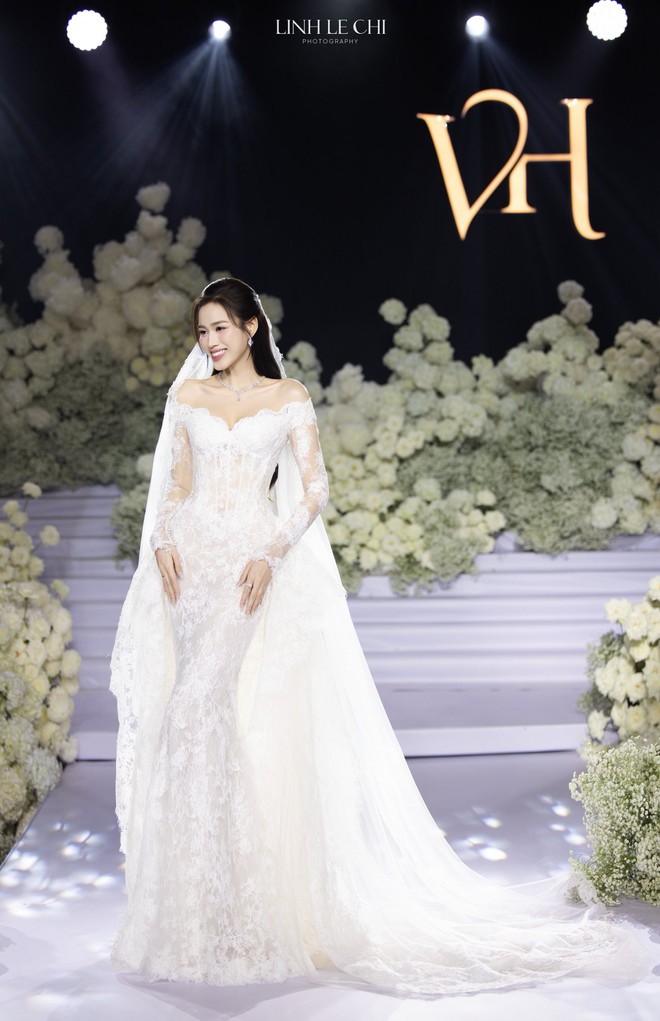 Đám cưới Hoa hậu Đỗ Hà - Viết Vương tại Hà Nội: Cô dâu ôm chồng khóc nức nở, "vũ trụ mỹ nhân" Vbiz đến chúc mừng!- Ảnh 8.