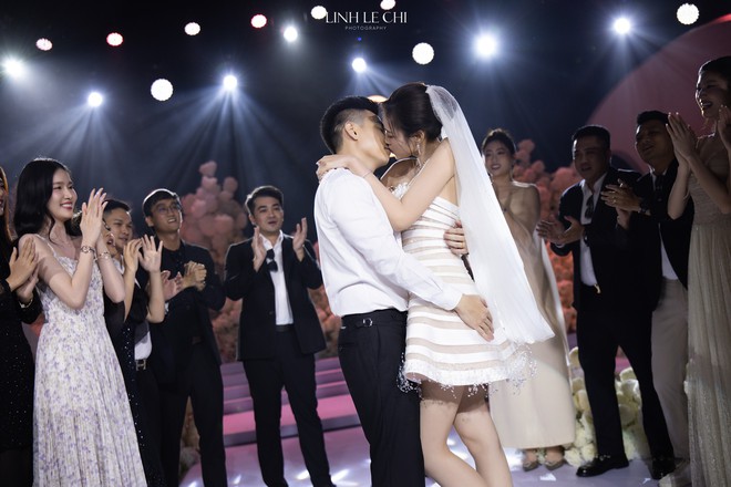 Đám <a href="https://cuoi.io.vn" target="_blank">cưới</a> <a href="https://hoahau.io.vn" target="_blank"><a href="https://hoahau.io.vn" target="_blank">Hoa hậu</a></a> Đỗ Hà - Viết Vương tại Hà Nội: Cô dâu khóc nức nở, dàn nàng hậu "quậy" tưng bừng! - Ảnh 4. Đám <a href="https://cuoi.io.vn" target="_blank">cưới</a> <a href="https://hoahau.io.vn" target="_blank"><a href="https://hoahau.io.vn" target="_blank">Hoa hậu</a></a> Đỗ Hà - Viết Vương tại Hà Nội: Cô dâu khóc nức nở, dàn nàng hậu "quậy" tưng bừng! - Ảnh 4.