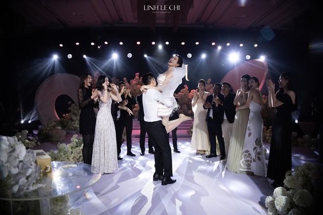 Đám <a href="https://cuoi.io.vn" target="_blank"><a href="https://cuoi.io.vn" target="_blank">cưới</a></a> <a href="https://hoahau.io.vn" target="_blank"><a href="https://hoahau.io.vn" target="_blank">Hoa hậu</a></a> Đỗ Hà - Viết Vương tại Hà Nội: Cô dâu khóc nức nở, dàn nàng hậu "quậy" tưng bừng! - Ảnh 3. Đám <a href="https://cuoi.io.vn" target="_blank">cưới</a> <a href="https://hoahau.io.vn" target="_blank"><a href="https://hoahau.io.vn" target="_blank">Hoa hậu</a></a> Đỗ Hà - Viết Vương tại Hà Nội: Cô dâu khóc nức nở, dàn nàng hậu "quậy" tưng bừng! - Ảnh 3.