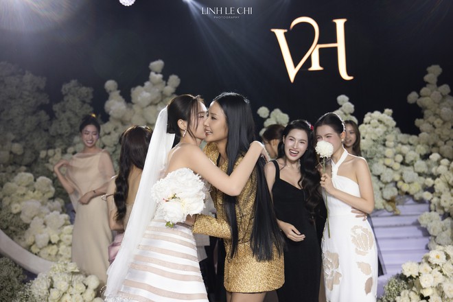 Đám cưới Hoa hậu Đỗ Hà - Viết Vương tại Hà Nội: Cô dâu khóc nức nở, dàn nàng hậu 