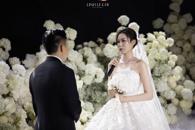 Đám cưới Hoa hậu Đỗ Hà - Viết Vương tại Hà Nội: Cô dâu nức nở Đám cưới Hoa hậu Đỗ Hà - Viết Vương tại Hà Nội: Cô dâu nức nở