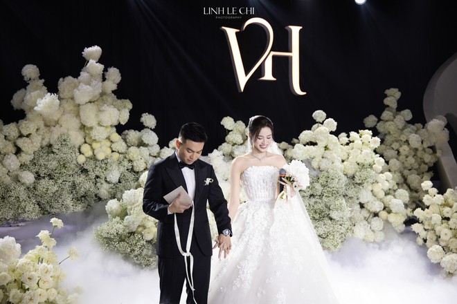 Đám cưới Hoa hậu Đỗ Hà - Viết Vương tại Hà Nội: Cô dâu nức nở Đám cưới Hoa hậu Đỗ Hà - Viết Vương tại Hà Nội: Cô dâu nức nở