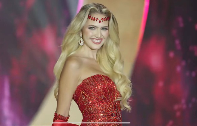 Mai Ngô dùng chiêu khi diễn áo tắm ở bán kết Miss Charm- Ảnh 9. Mai Ngô dùng chiêu khi diễn áo tắm ở bán kết Miss Charm- Ảnh 9.