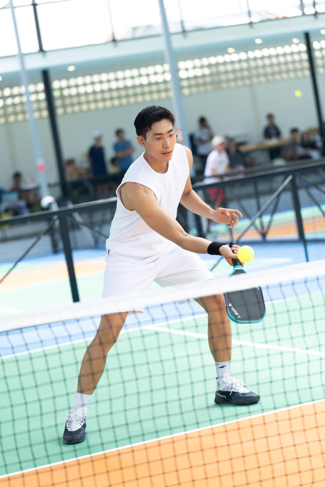 Nam thần Vbiz siêng cởi đồ trên sàn diễn, body 6 múi mướt mắt nhưng liên tục vướng nghi vấn yêu đồng giới- Ảnh 15. Nam thần Vbiz siêng cởi đồ trên sàn diễn, body 6 múi mướt mắt nhưng liên tục vướng nghi vấn yêu đồng giới- Ảnh 15.