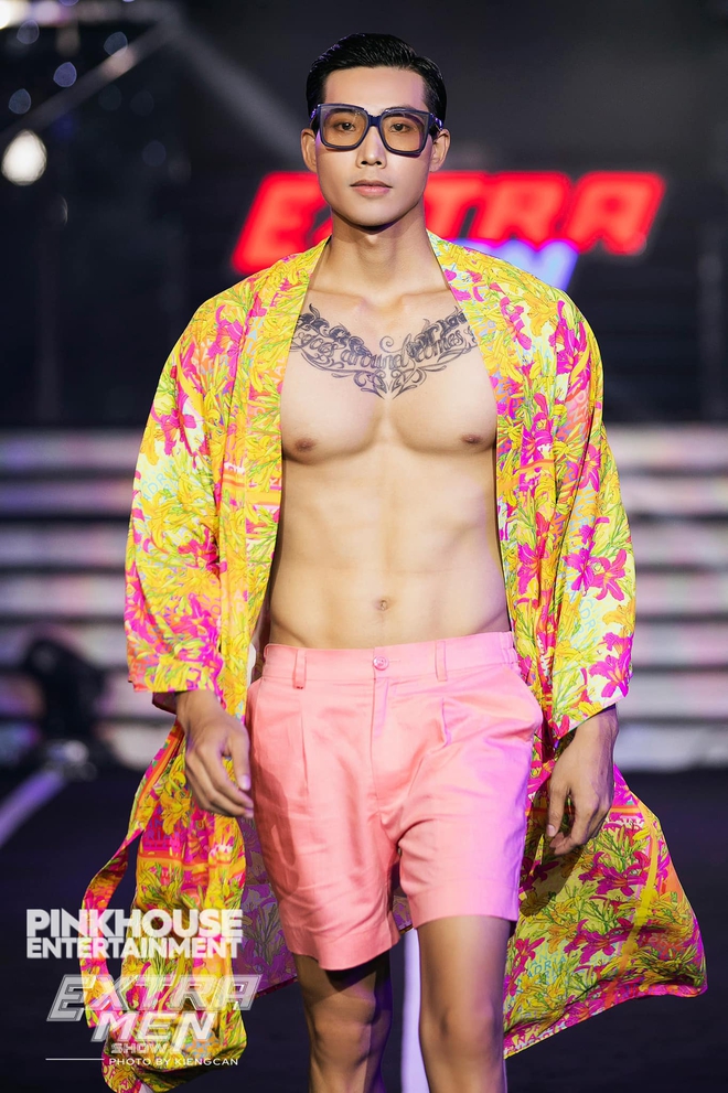 Nam thần Vbiz siêng cởi đồ trên sàn diễn, body 6 múi mướt mắt nhưng liên tục vướng nghi vấn yêu đồng giới- Ảnh 4. Nam thần Vbiz siêng cởi đồ trên sàn diễn, body 6 múi mướt mắt nhưng liên tục vướng nghi vấn yêu đồng giới- Ảnh 4.