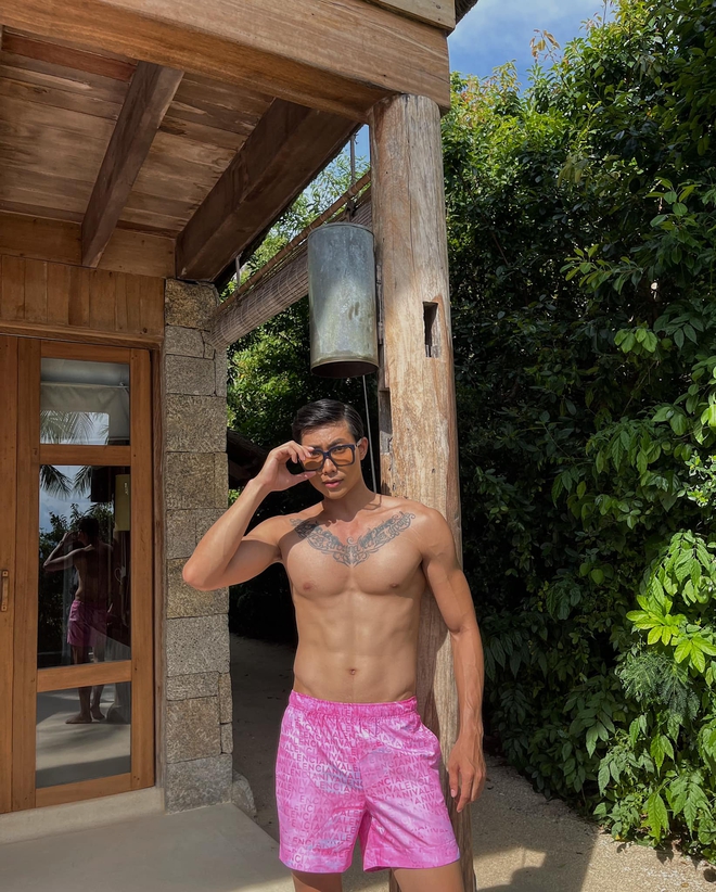 Nam thần Vbiz siêng cởi đồ trên sàn diễn, body 6 múi mướt mắt nhưng liên tục vướng nghi vấn yêu đồng giới- Ảnh 8. Nam thần Vbiz siêng cởi đồ trên sàn diễn, body 6 múi mướt mắt nhưng liên tục vướng nghi vấn yêu đồng giới- Ảnh 8.