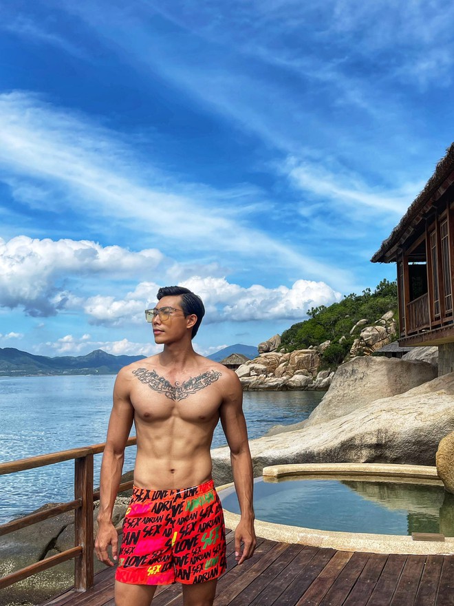 Nam thần Vbiz siêng cởi đồ trên sàn diễn, body 6 múi mướt mắt nhưng liên tục vướng nghi vấn yêu đồng giới- Ảnh 10. Nam thần Vbiz siêng cởi đồ trên sàn diễn, body 6 múi mướt mắt nhưng liên tục vướng nghi vấn yêu đồng giới- Ảnh 10.