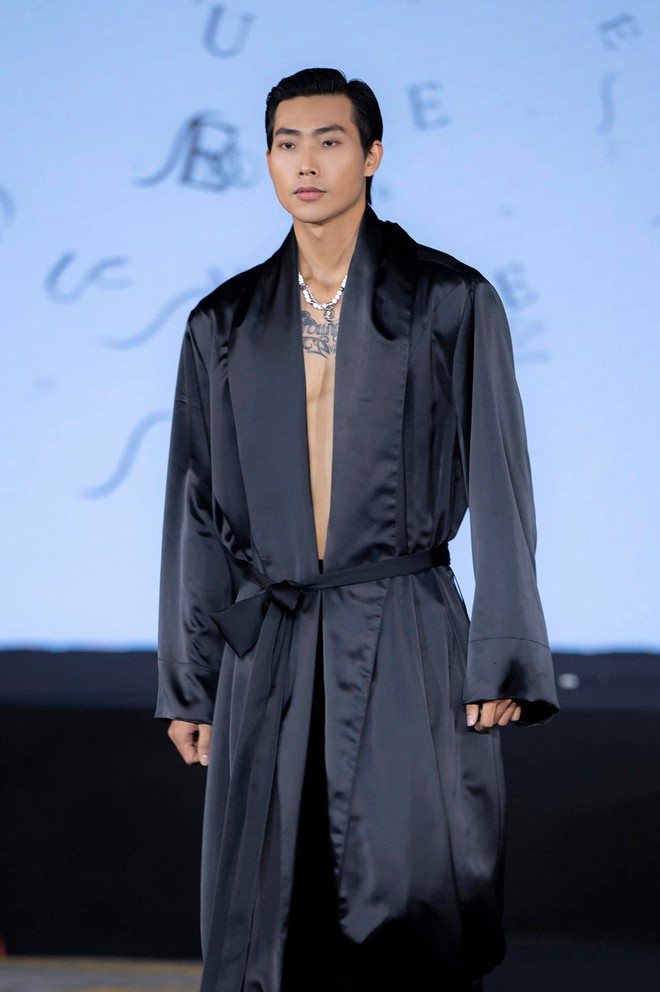 Nam thần Vbiz siêng cởi đồ trên sàn diễn, body 6 múi mướt mắt nhưng liên tục vướng nghi vấn yêu đồng giới- Ảnh 5. Nam thần Vbiz siêng cởi đồ trên sàn diễn, body 6 múi mướt mắt nhưng liên tục vướng nghi vấn yêu đồng giới- Ảnh 5.