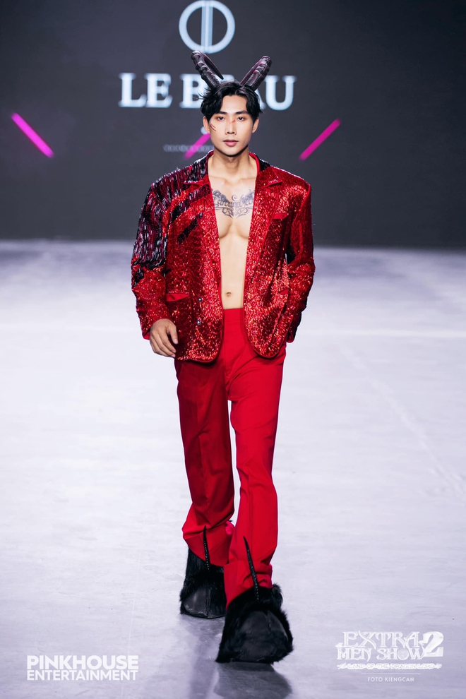 Nam thần Vbiz siêng cởi đồ trên sàn diễn, body 6 múi mướt mắt nhưng liên tục vướng nghi vấn yêu đồng giới- Ảnh 3. Nam thần Vbiz siêng cởi đồ trên sàn diễn, body 6 múi mướt mắt nhưng liên tục vướng nghi vấn yêu đồng giới- Ảnh 3.