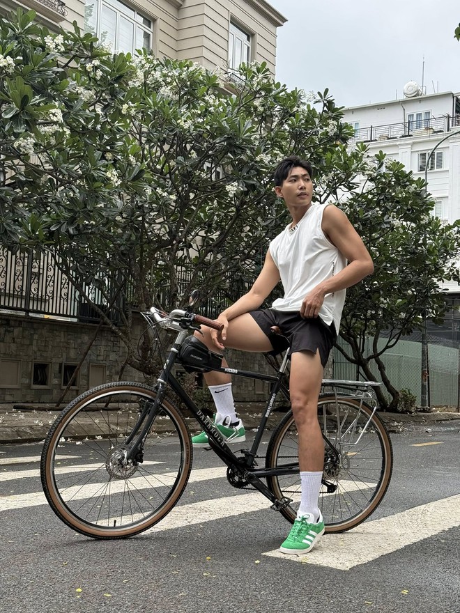 Nam thần Vbiz siêng cởi đồ trên sàn diễn, body 6 múi mướt mắt nhưng liên tục vướng nghi vấn yêu đồng giới- Ảnh 14. Nam thần Vbiz siêng cởi đồ trên sàn diễn, body 6 múi mướt mắt nhưng liên tục vướng nghi vấn yêu đồng giới- Ảnh 14.