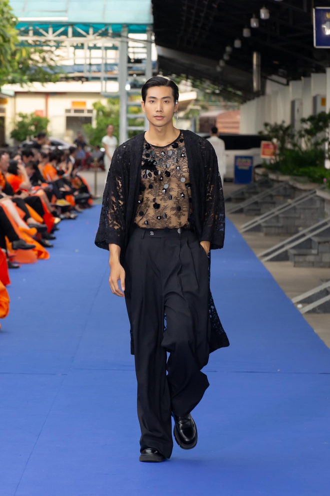 Nam thần Vbiz siêng cởi đồ trên sàn diễn, body 6 múi mướt mắt nhưng liên tục vướng nghi vấn yêu đồng giới- Ảnh 7. Nam thần Vbiz siêng cởi đồ trên sàn diễn, body 6 múi mướt mắt nhưng liên tục vướng nghi vấn yêu đồng giới- Ảnh 7.