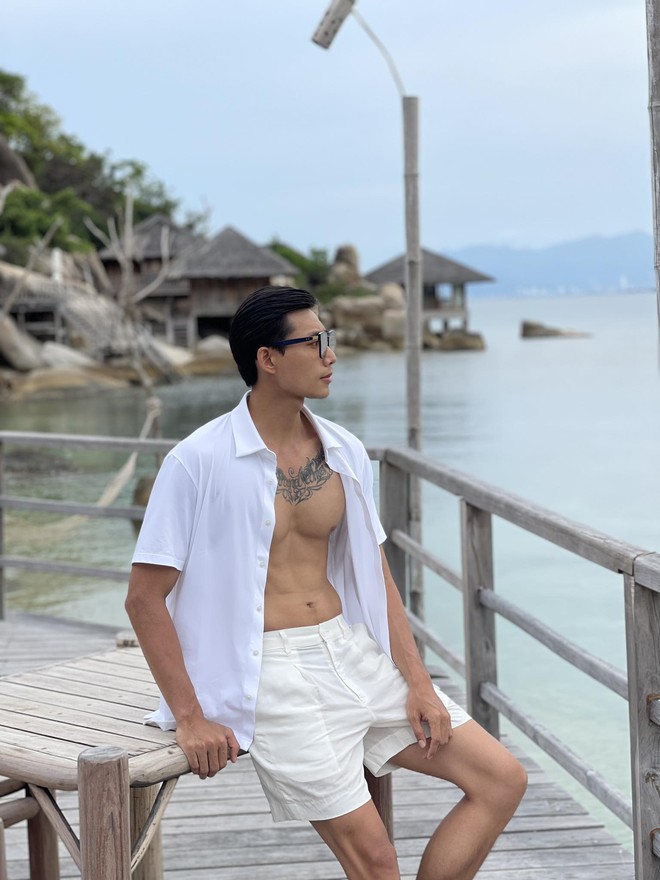 Nam thần Vbiz siêng cởi đồ trên sàn diễn, body 6 múi mướt mắt nhưng liên tục vướng nghi vấn yêu đồng giới- Ảnh 9. Nam thần Vbiz siêng cởi đồ trên sàn diễn, body 6 múi mướt mắt nhưng liên tục vướng nghi vấn yêu đồng giới- Ảnh 9.