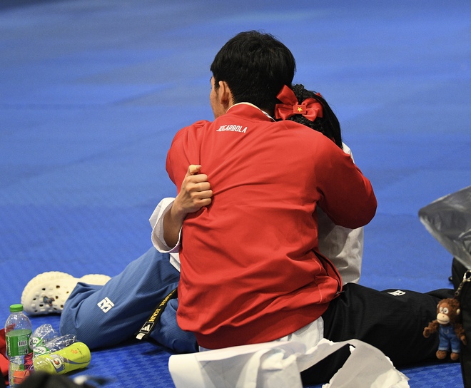Tuyển thủ Việt Nam chấn thương vẫn giành HCV SEA Games, gái xinh ôm bạn khóc như mưa gây sốt- Ảnh 3. Tuyển thủ Việt Nam chấn thương vẫn giành HCV SEA Games, gái xinh ôm bạn khóc như mưa gây sốt- Ảnh 3.