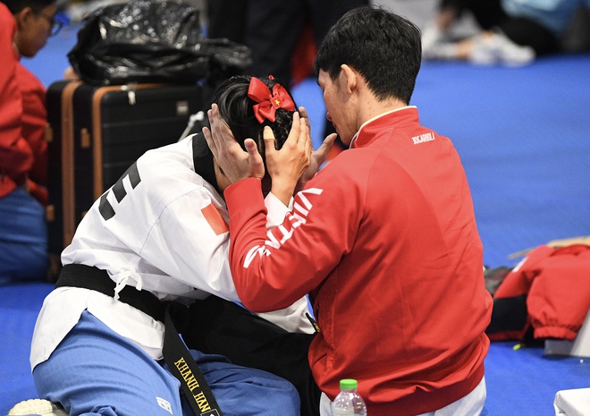 Tuyển thủ Việt Nam chấn thương vẫn giành HCV SEA Games, gái xinh ôm bạn khóc như mưa gây sốt- Ảnh 5. Tuyển thủ Việt Nam chấn thương vẫn giành HCV SEA Games, gái xinh ôm bạn khóc như mưa gây sốt- Ảnh 5.