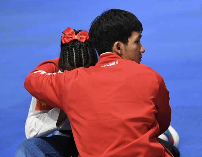 Tuyển thủ Việt Nam chấn thương vẫn giành HCV SEA Games, gái xinh ôm bạn khóc như mưa gây sốt- Ảnh 4. Tuyển thủ Việt Nam chấn thương vẫn giành HCV SEA Games, gái xinh ôm bạn khóc như mưa gây sốt- Ảnh 4.