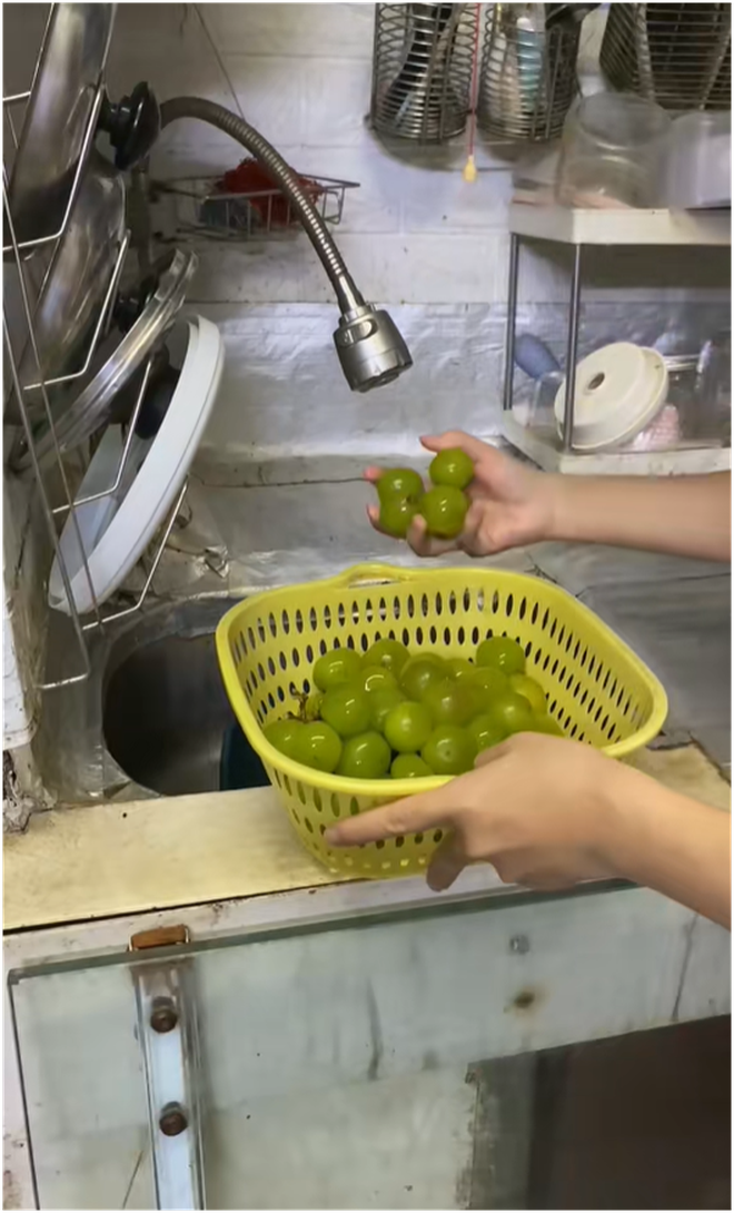 Bí mật của gia đình "3 đời ở phố cổ Hà Nội", được thừa kế căn nhà chưa đến 20m2- Ảnh 9. Bí mật của gia đình "3 đời ở phố cổ Hà Nội", được thừa kế căn nhà chưa đến 20m2- Ảnh 9.