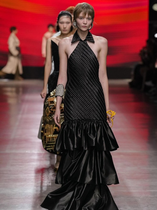 NTK Phan Đăng Hoàng - "đại sứ" đưa văn hoá Việt Nam đến Milan Fashion Week gia nhập đường đua WeYoung 2025- Ảnh 3. NTK Phan Đăng Hoàng - "đại sứ" đưa văn hoá Việt Nam đến Milan Fashion Week gia nhập đường đua WeYoung 2025- Ảnh 3.