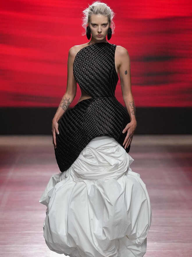 NTK Phan Đăng Hoàng - "đại sứ" đưa văn hoá Việt Nam đến Milan Fashion Week gia nhập đường đua WeYoung 2025- Ảnh 2. NTK Phan Đăng Hoàng - "đại sứ" đưa văn hoá Việt Nam đến Milan Fashion Week gia nhập đường đua WeYoung 2025- Ảnh 2.