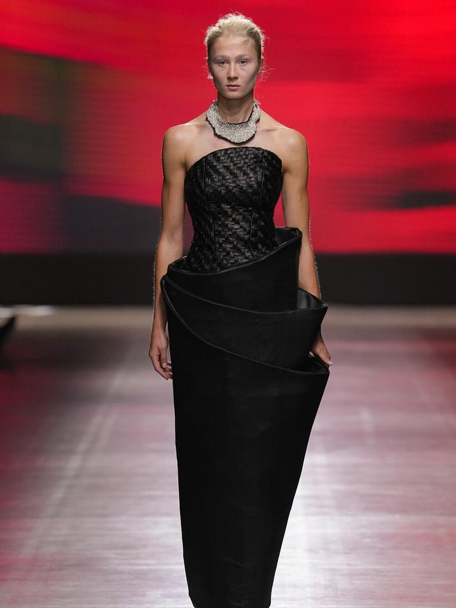 NTK Phan Đăng Hoàng - "đại sứ" đưa văn hoá Việt Nam đến Milan Fashion Week gia nhập đường đua WeYoung 2025- Ảnh 4. NTK Phan Đăng Hoàng - "đại sứ" đưa văn hoá Việt Nam đến Milan Fashion Week gia nhập đường đua WeYoung 2025- Ảnh 4.