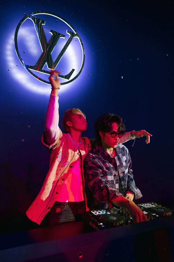 Loạt ảnh chưa được công bố bên trong siêu sự kiện Louis Vuitton: HIEUTHUHAI hát quá tình và tương tác hiếm có của dàn sao xịn- Ảnh 5. Loạt ảnh chưa được công bố bên trong siêu sự kiện Louis Vuitton: HIEUTHUHAI hát quá tình và tương tác hiếm có của dàn sao xịn- Ảnh 5.