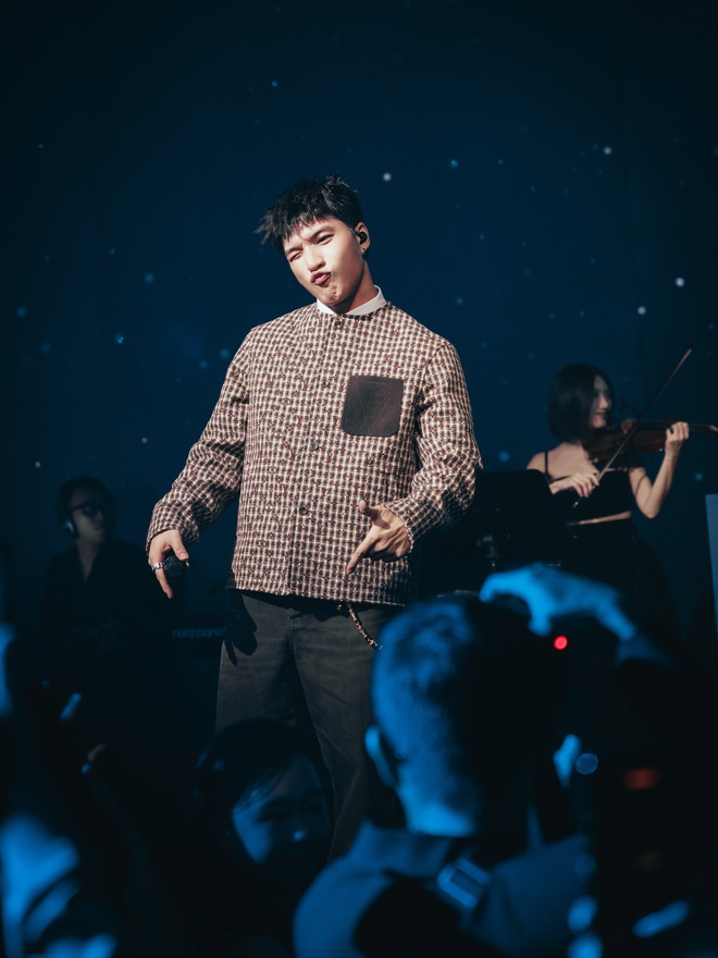 Loạt ảnh chưa được công bố bên trong siêu sự kiện Louis Vuitton: HIEUTHUHAI hát quá tình và tương tác hiếm có của dàn sao xịn- Ảnh 10. Loạt ảnh chưa được công bố bên trong siêu sự kiện Louis Vuitton: HIEUTHUHAI hát quá tình và tương tác hiếm có của dàn sao xịn- Ảnh 10.